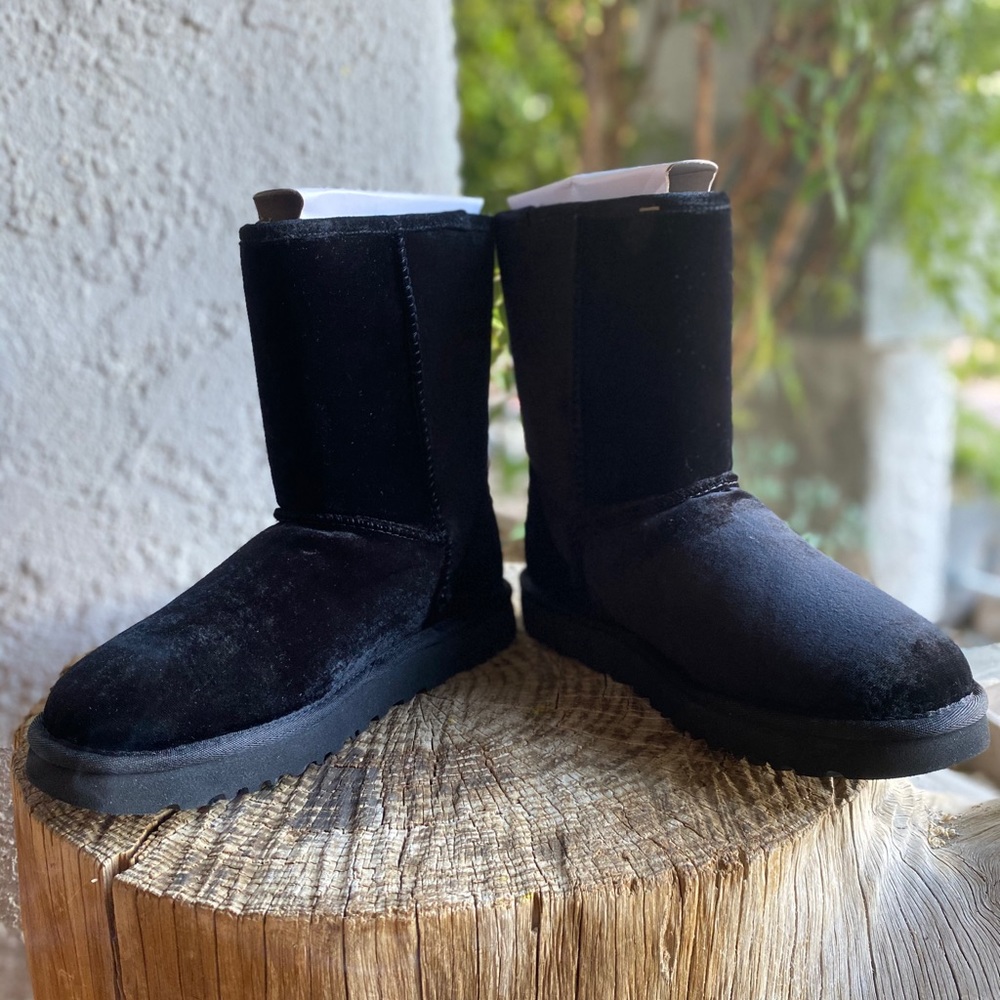 UGG BLACK CLASSIC SHORT VELVET SIZE 7 - Picture 5 of 7